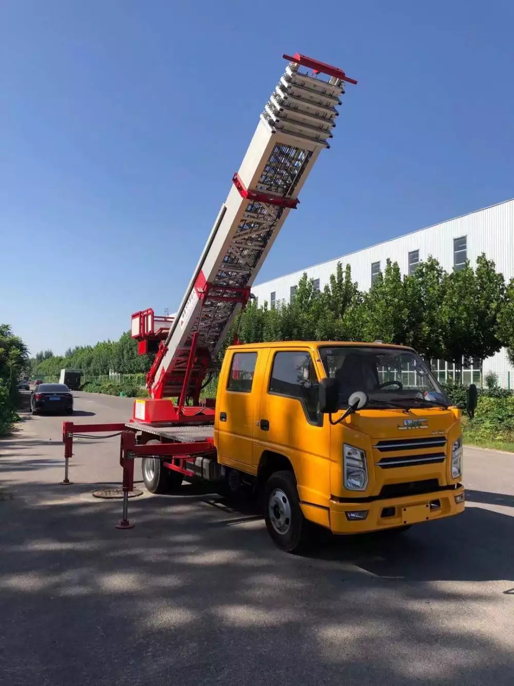 板芙镇附近的云梯车出租服务：轻松解决高空作业需求