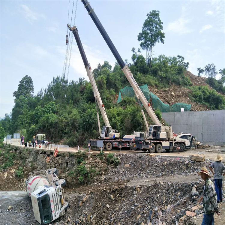 板芙镇汽车掉沟里叫吊车救援要多少钱